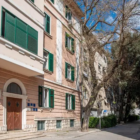 Center De Lux “ Zara “ スプリト